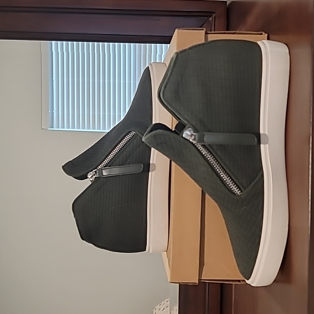 Steve Madden Chosen Wedge Sneakers- Olive, Size 9.5